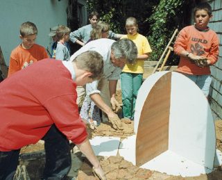 Arbeit am Lehmofen unter Anleitung von Dr. Michael Gechter