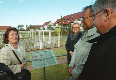 Stadtarchäologin Sabine Sauer, Bürgermeister Napp und Beigeordneter Pfitzer